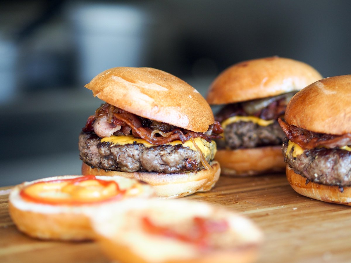FoodOrga's tweet photo. Bacon Burgers http://t.co/0KR5pO4ECz
