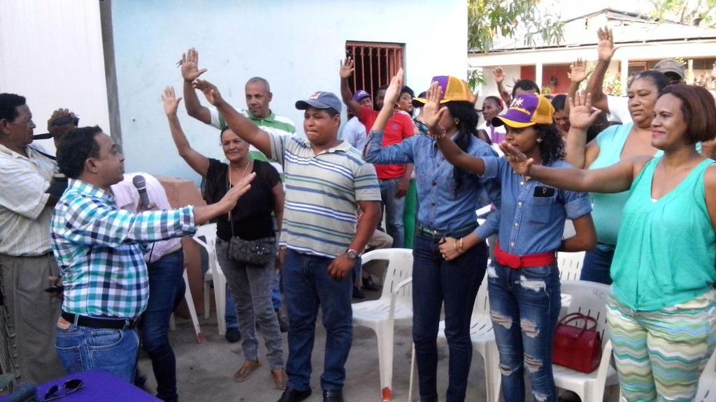 GMelissa29's tweet photo. [Montecristi, Municipio San Fernando].- El ing. @Mayobanexe juramento equipos directivos del movimiento @DeMayoaMayo http://t.co/tAMjwTaplf