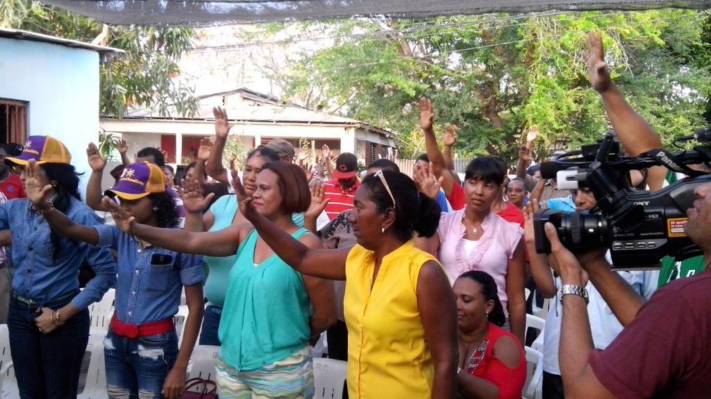 GMelissa29's tweet photo. [Montecristi, Municipio San Fernando].- El ing. @Mayobanexe juramento equipos directivos del movimiento @DeMayoaMayo http://t.co/tAMjwTaplf