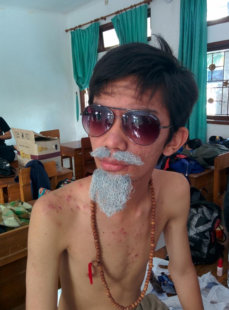 TeaterTeras's tweet photo. Sedang makeup nihh. Tunggu pementasan kami yaaaa http://t.co/WQPF7lIxfm