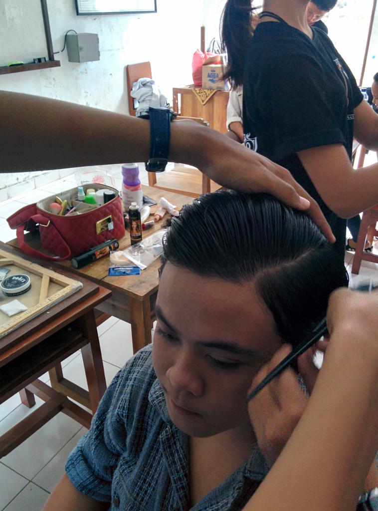 TeaterTeras's tweet photo. Sedang makeup nihh. Tunggu pementasan kami yaaaa http://t.co/WQPF7lIxfm