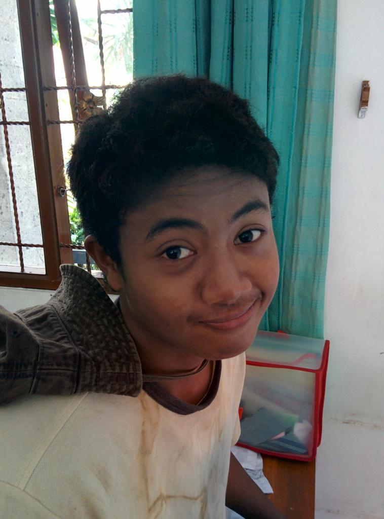 Sedang makeup nihh. Tunggu pementasan kami yaaaa