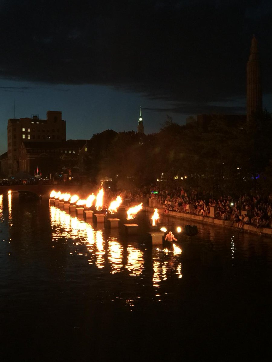 John_The_Lawyer's tweet photo. Full Lighting #JugglingFire #ProvidenceWaterfire http://t.co/OtKw56usBu