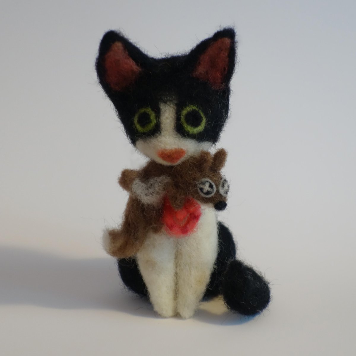 MaxUlichney's tweet photo. "Let Me Love You" #killinit #cats #squirrel #ElasticOutput #needlefelt #felt #characterdesign http://t.co/NwYNssGMfh