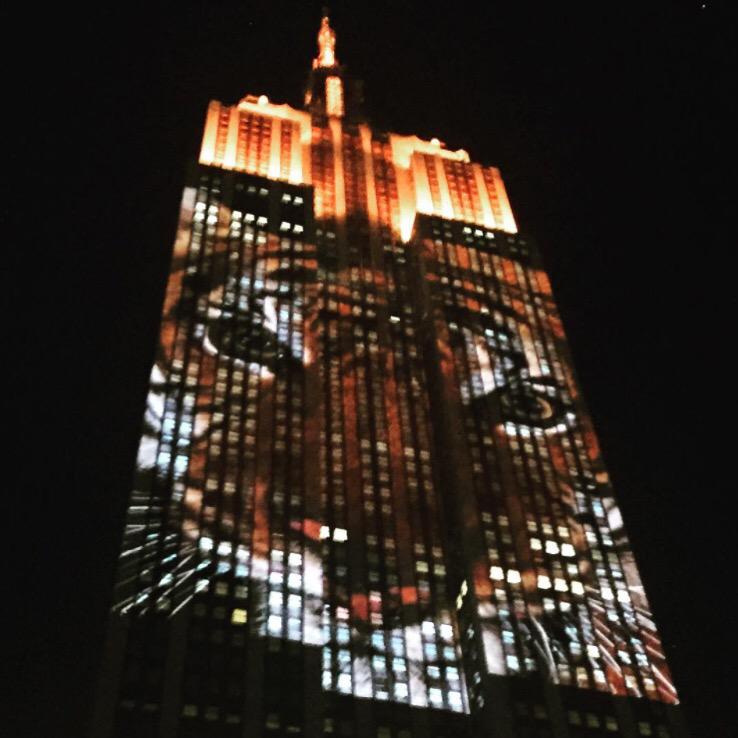 EmpireStateBldg's tweet photo. #NYC: Look up—our south side is being taken over by endangered species until 12am! #RacingExtinction Photo:Christos H http://t.co/T4v1bd2Ci5