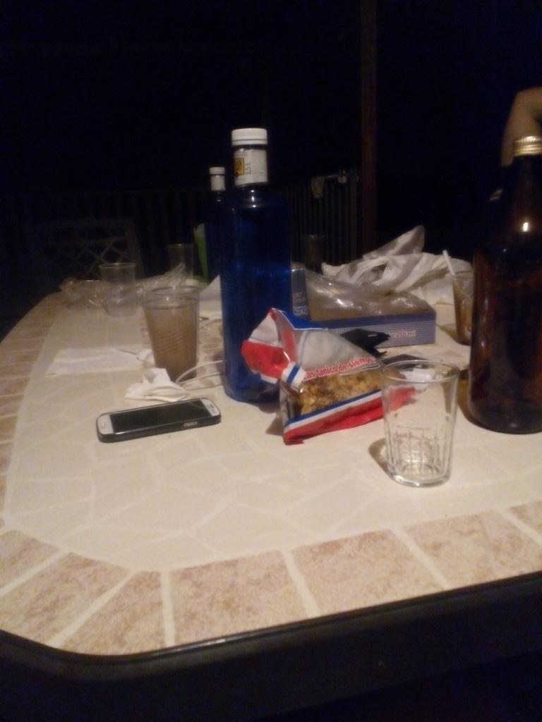 _marinika_'s tweet photo. Aquí agustito pasando un ratillo con los amigos... @AlFa6388 @krtcho @m_c_soro #cumplejefa #buensabado http://t.co/EMVYQT9qq3