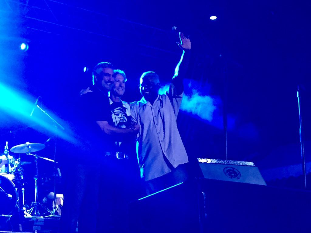 .<a href="/TaylorHicks/">Taylor Hicks</a>, Dr. Schaeffer and Mayor Bell ending out Taylor's set .... Up next <a href="/common/">COMMON</a> and <a href="/theroots/">The Roots</a>!