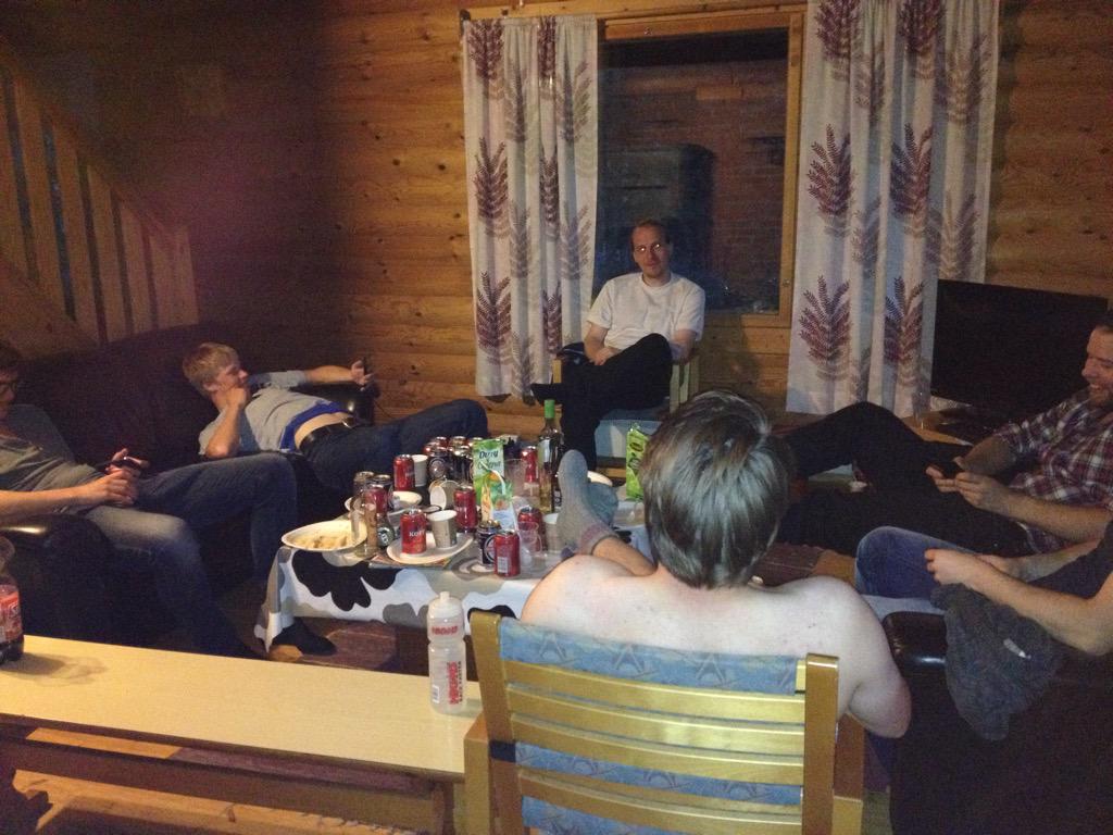hjraty's tweet image. Ja näin. #hienoja miehiä #täytekakku #tappelu #villenpolttarit