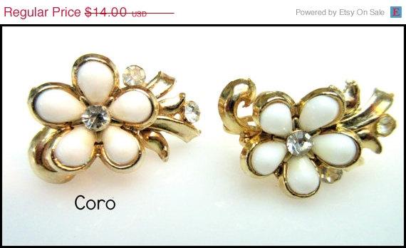 serendipitytrea's tweet image. CIJ sale Coro Earrings White Thermoset Flower Rhinestone .. arnd.co/CIHFU  #bestofEtsy #teamlove