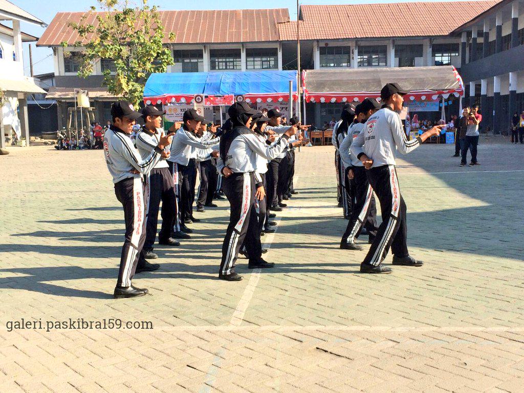paskibra159's tweet photo. Suasana Penampilan organisasi dalam rangkaian acara #PekanRayaSalis #FunWalk159 #HBD5ALI5 @SMAN1SUMIGO http://t.co/PMMhifHXul