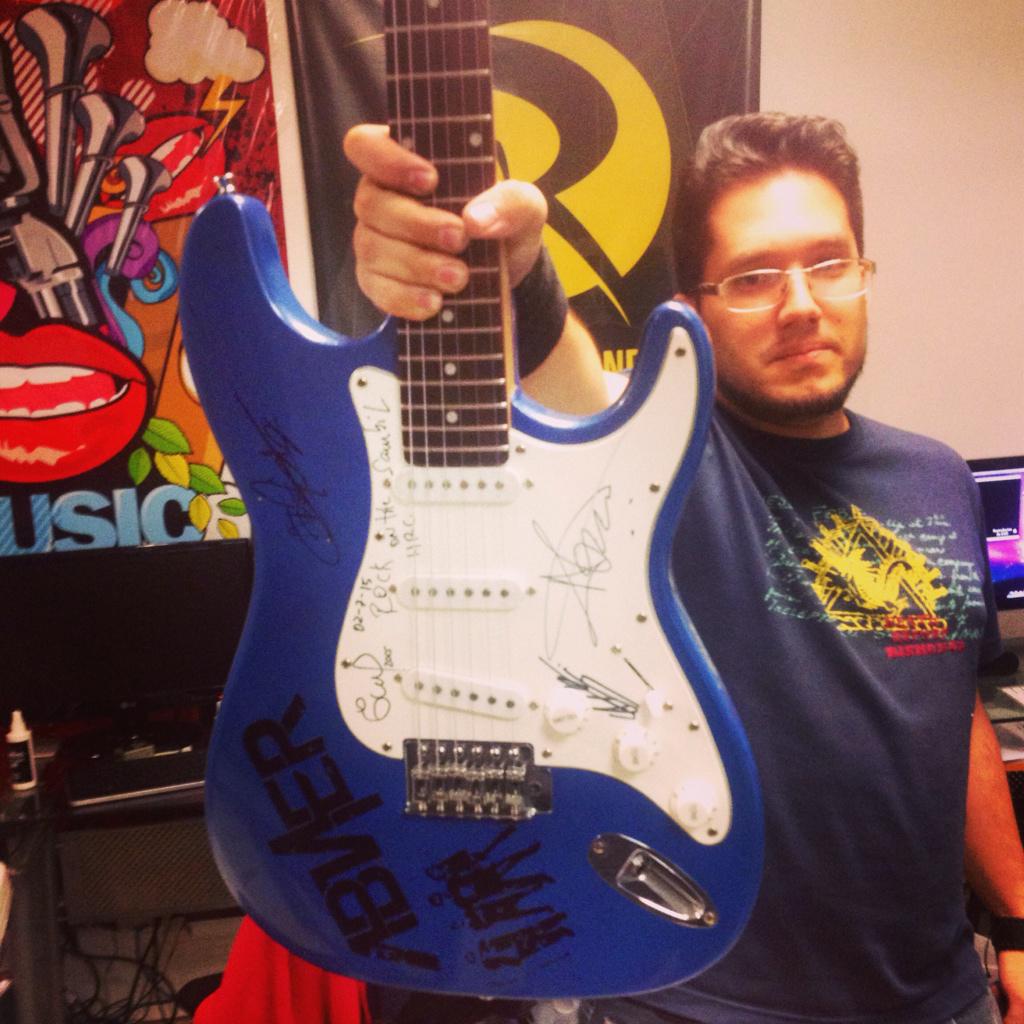 abnernrocks's tweet photo. Gánate una guitarra en nuestro evento mañana a las 5y30 pm en hard rock café Sambil Caracas te esperamos !!! http://t.co/25dQNfO9eZ