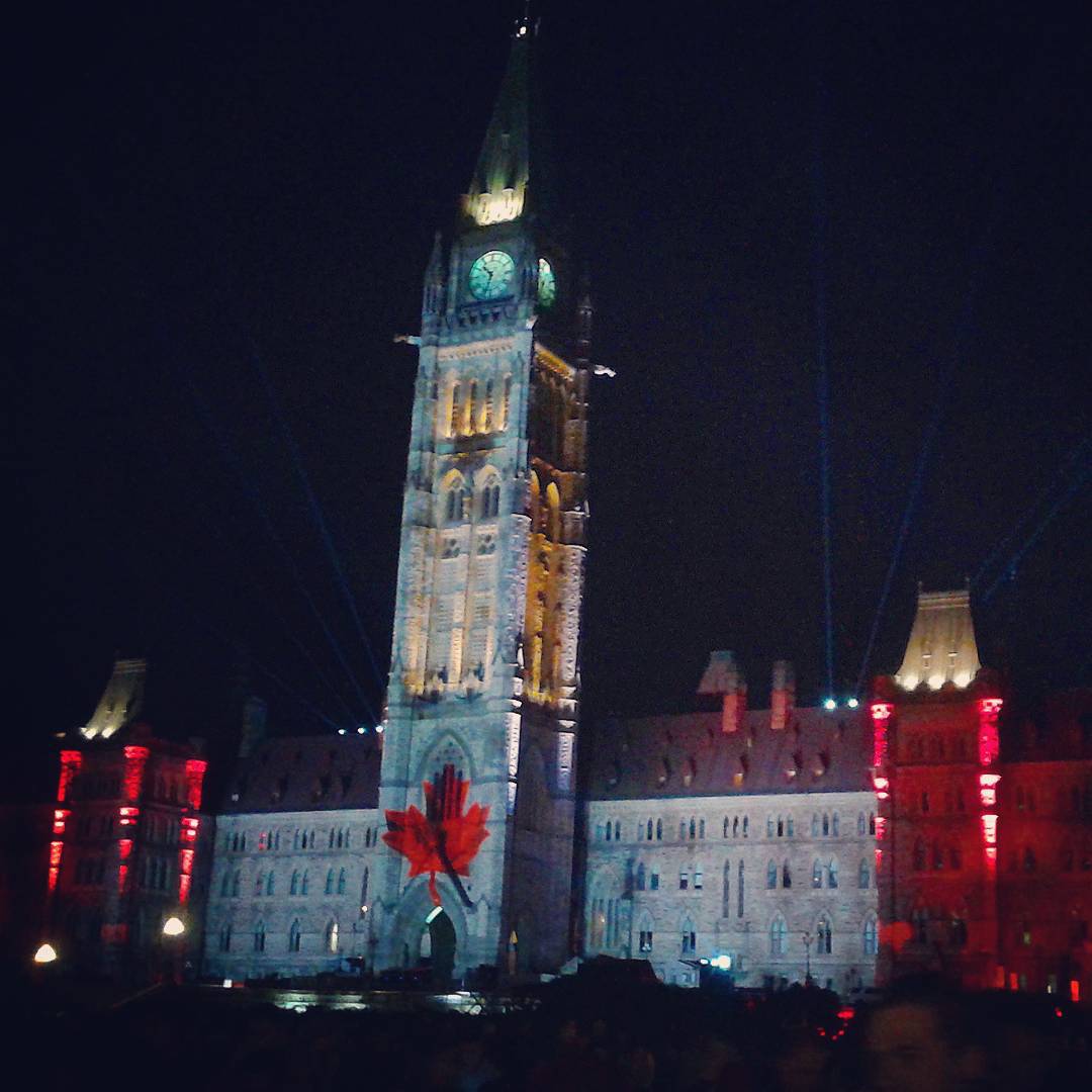 Blog_Canada's tweet photo. Avez-vous assisté au nouveau spectacle son et lumière sur la colline du #Parlement à #Ottawa (#Ontario, #Canada)? http://t.co/SVq6e0BAG3