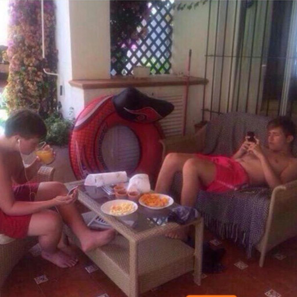 CharlieJones's tweet photo. Arnt we a sociable bunch ✌🏼️ http://t.co/zlfweKQiRB