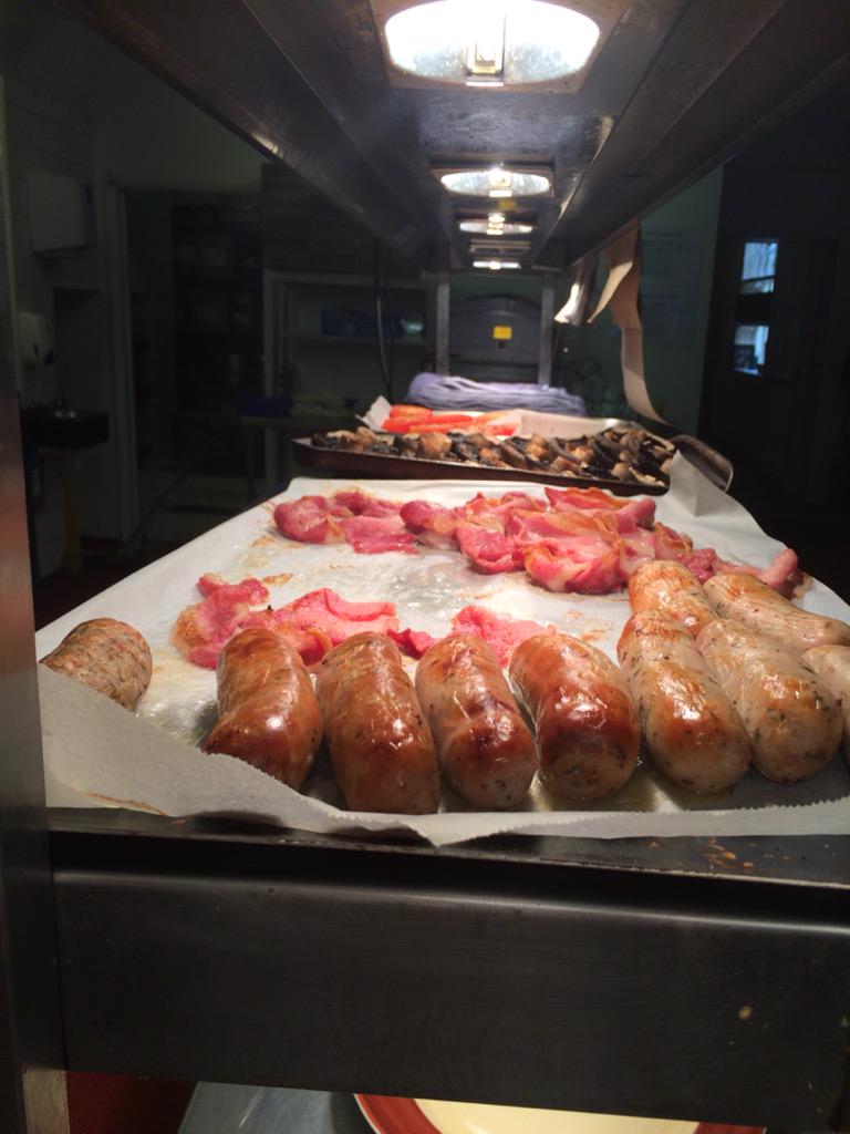 ch3fchewitt's tweet image. @ScottVenn #BreakfastSetUp #EasyLikeASundayMorning #FullMonty