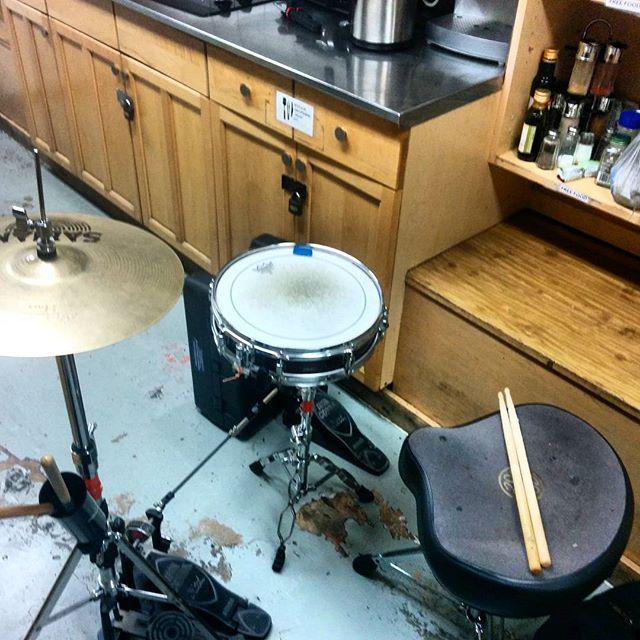 AACabobyBea's tweet photo. Kitchen warmups are the best warmups.
#TheChefIsIn #accursedspawn #toronto #thecavern #drums #loscabos #loscabosdrโฆ http://t.co/qvJck0JaSb