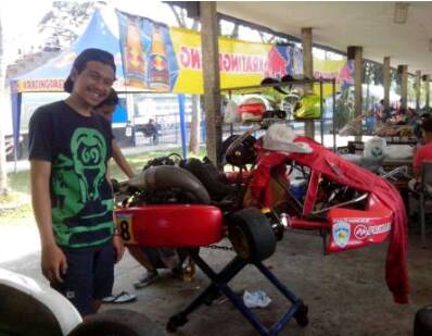 Namanya dermawn saputra
 Pembalap ini senyumnya bikin napas jadi tersendat haha...