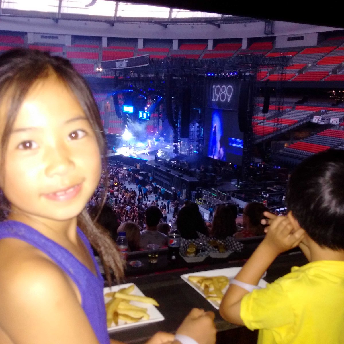 t_dogo's tweet photo. @taylorswift13 #firstconcert http://t.co/JJJ0vJ0og1