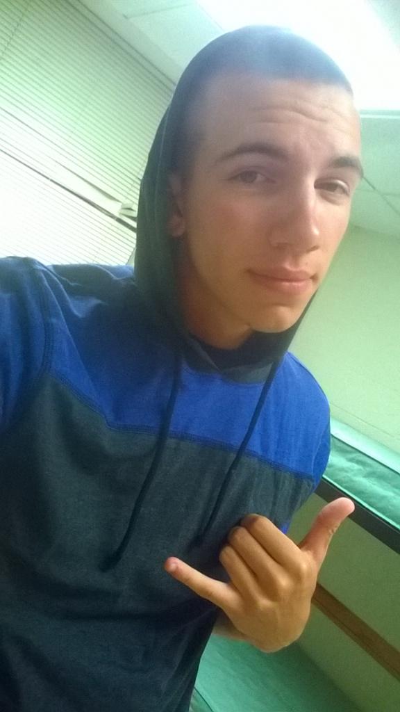 ZakOfAstora's tweet photo. Actually feeling attractive....wtf? 😎 http://t.co/DKrTBianB4