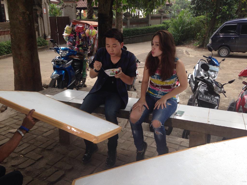 3Semprul_'s tweet photo. @Rangga_Moela on set #3SempruuulMengejarSurga3 👏👏👏 http://t.co/ubKD8BMiDu