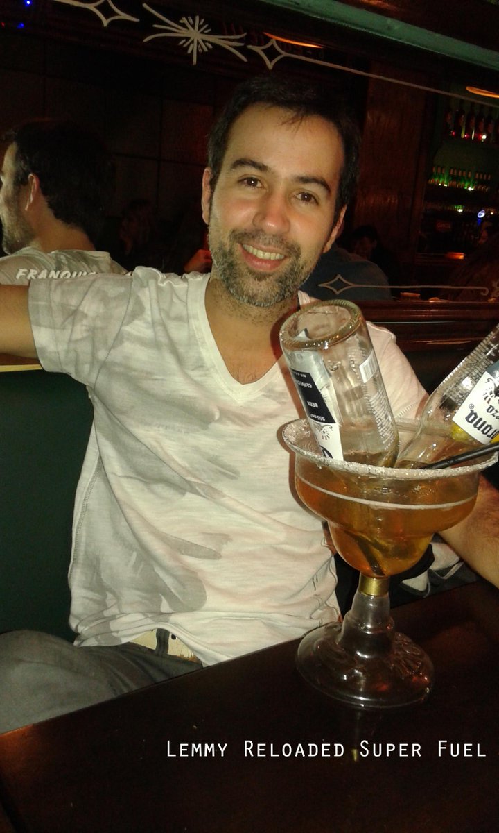 Ultimando detalles en un bar.....uno de ellos la pifio con el trago. Adivinen cual????