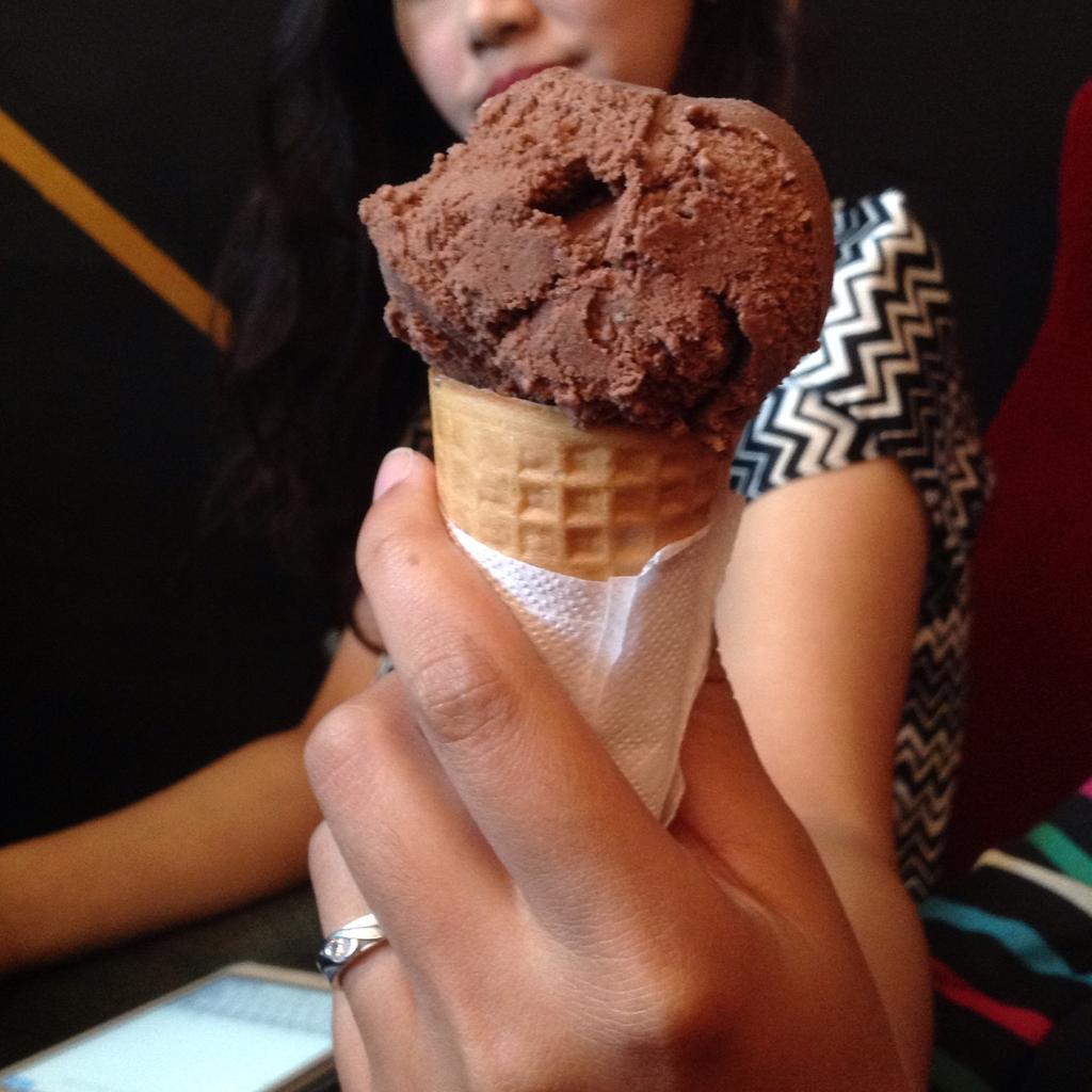 Intanrike's tweet photo. Yeeah dapet ice cream gratis wuenak dari @marloeatnshare thanks yaa cemilannya enak TOP 😍😍😍 http://t.co/bevPAybGzP