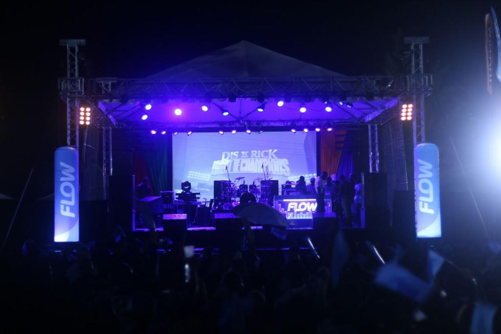 flowliveupdates's tweet photo. The crowd is being well entertained with the vibes of Mikey and Boatman #DisIsRick #NightofChampions #CropOver2015 http://t.co/1pzBnZHlfU