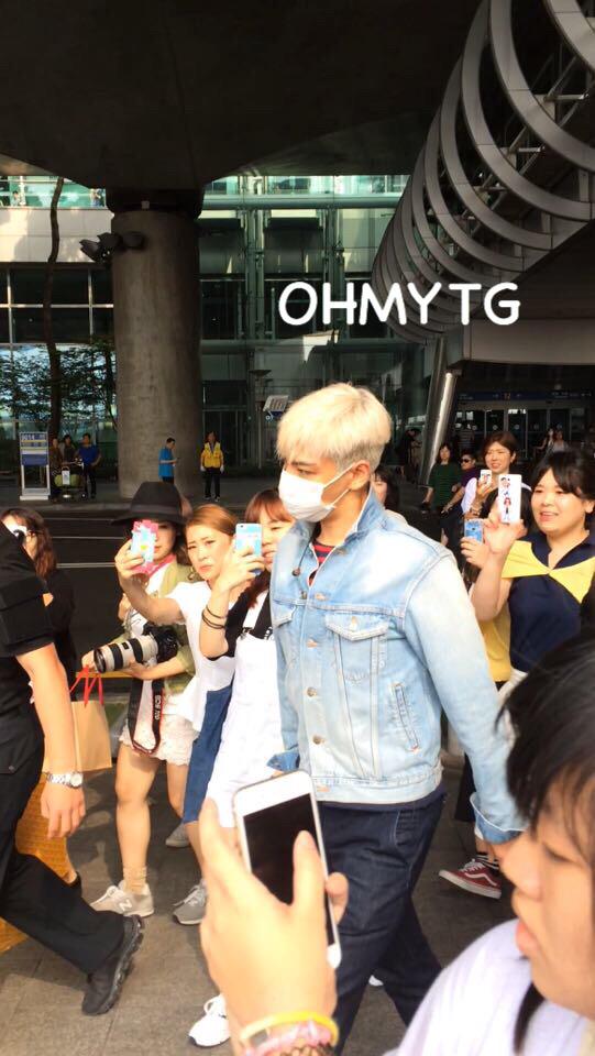 only_ohmytg's tweet photo. 150802 Inchon Airport
Fighting💪🏻💪🏻
 #탑 #지디 #OHMYTG http://t.co/PxI1ZgD40K