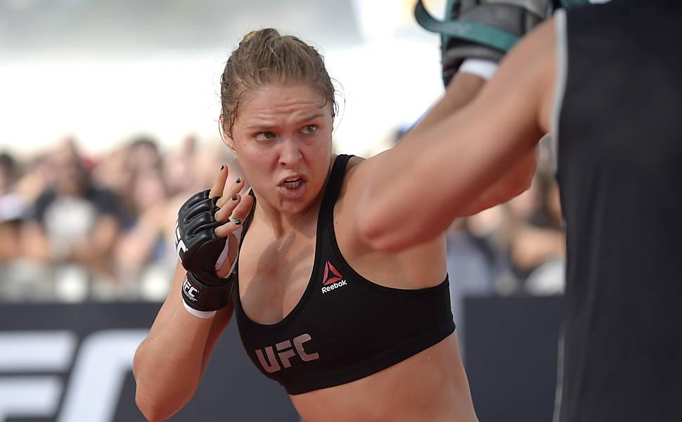 folha's tweet image. Ronda Rousey não dá chances para Bethe Correia no UFC 190 e vence em 33 segundos uol.com/bhfYbg