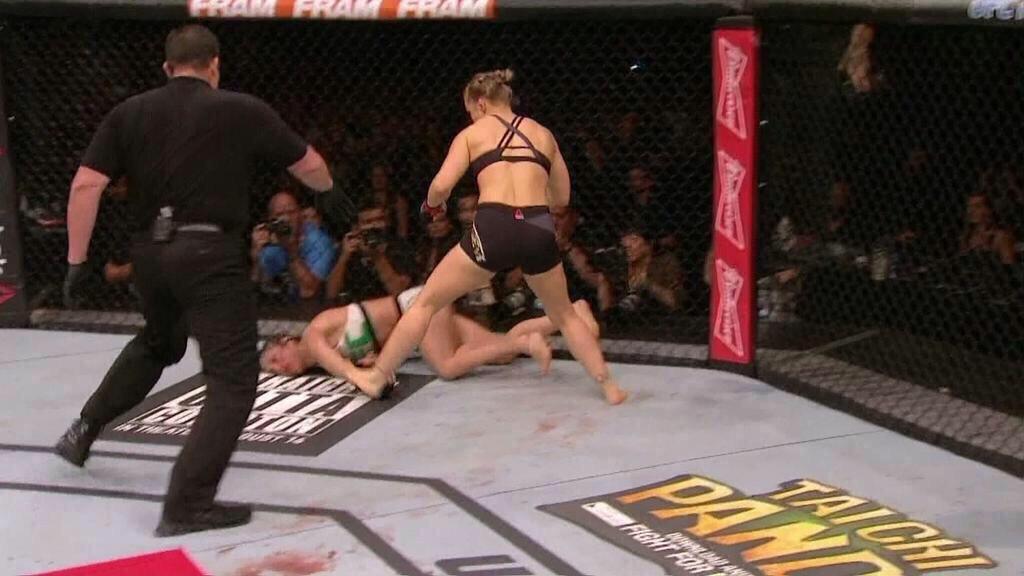 CauseWereGuys's tweet photo. That moment you realize you shouldn't have talked shit before the fight http://t.co/8IdyBCu889
