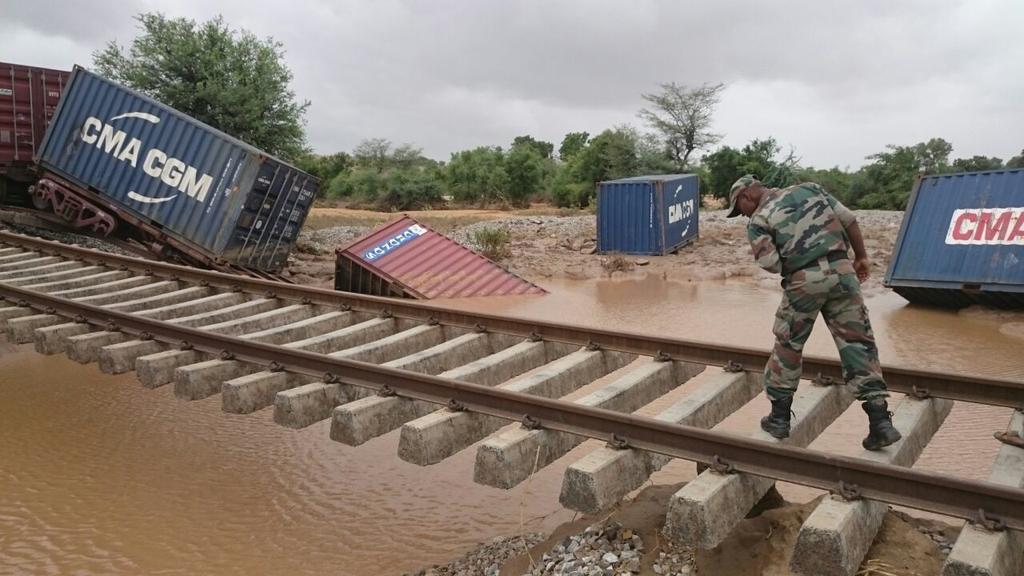adgpi's tweet image. Indian Army restoring disrupted railway lines in Dhanera, Rajasthan.