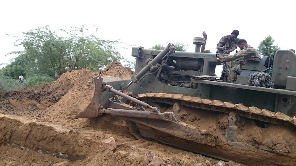 adgpi's tweet image. Indian Army restoring disrupted railway lines in Dhanera, Rajasthan.