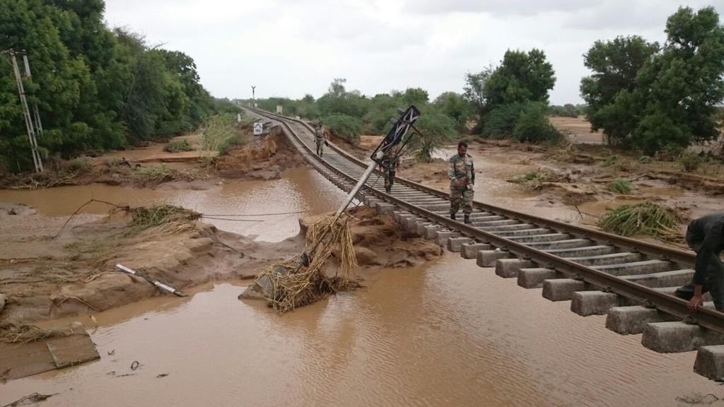 adgpi's tweet image. Indian Army restoring disrupted railway lines in Dhanera, Rajasthan.