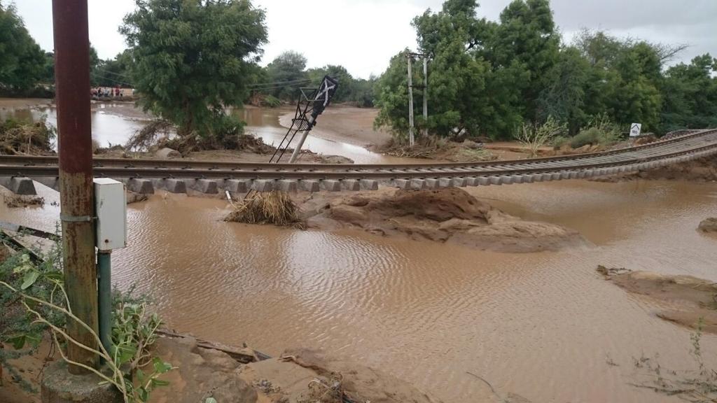 adgpi's tweet image. Indian Army restoring disrupted railway lines in Dhanera, Rajasthan.
