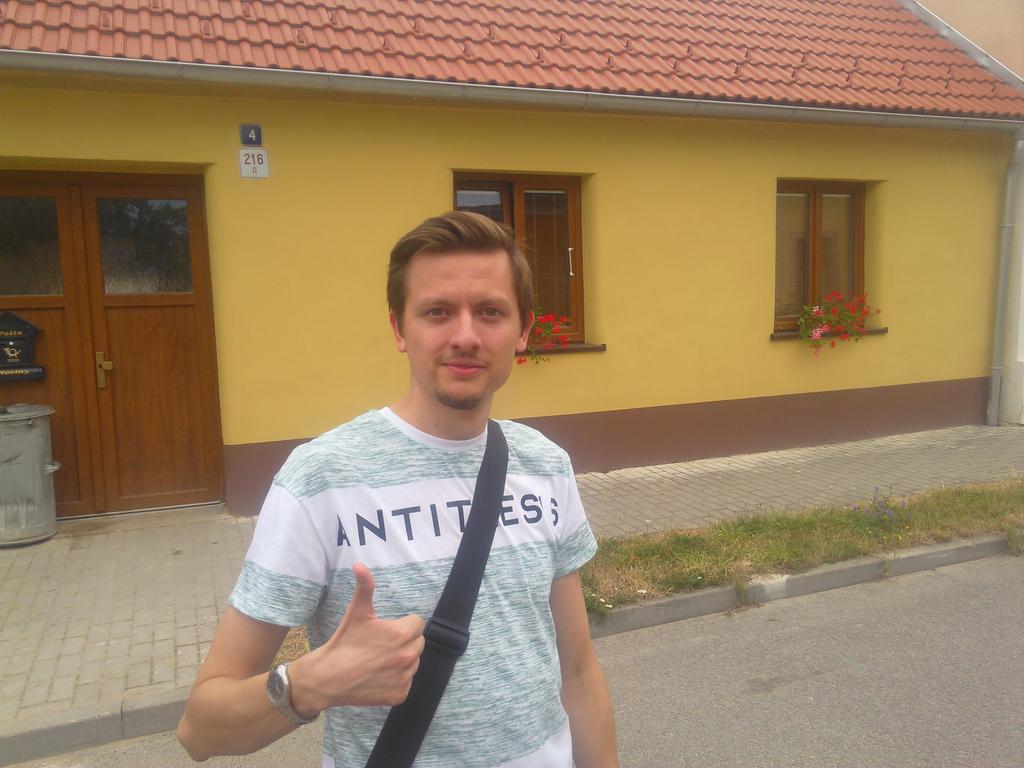 h_onza's tweet photo. Zatoulal se mi Vlada ze #smartsupp. Kdo ho najde, vratte mi ho prosim do restaurace Blanice. #odmena #esv15 #rano http://t.co/VfDoLb7L7c