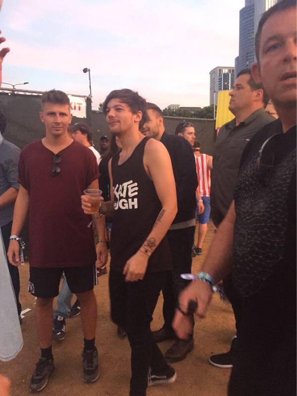 1D_24hNews's tweet photo. Louis at LollaPallooza in Chicago yesterday ❤️
#MTVHottest On Direction #DragMeDown #1DNewSingle http://t.co/T0KRObeUHr
