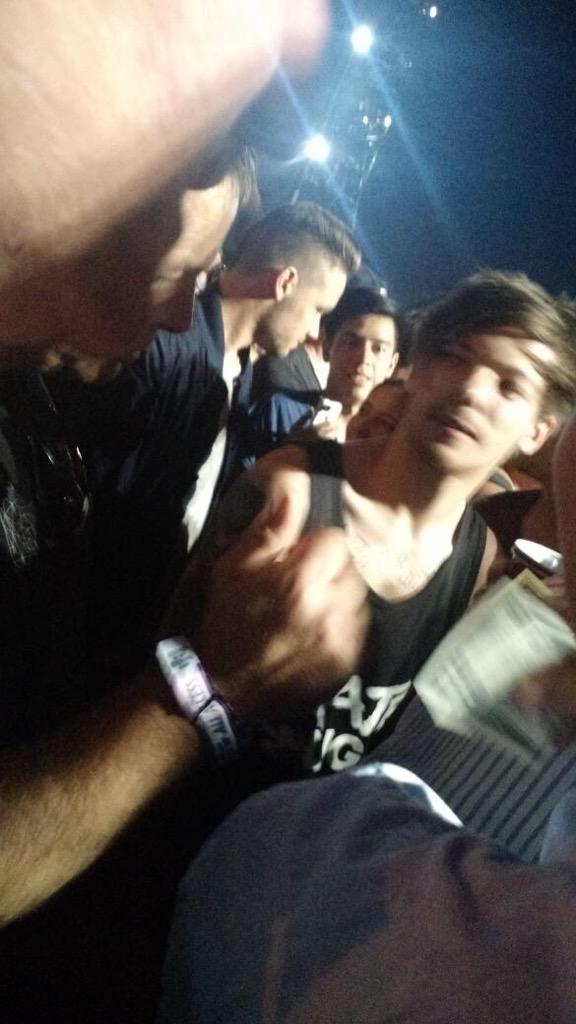 1D_24hNews's tweet photo. Louis at LollaPallooza in Chicago yesterday ❤️
#MTVHottest On Direction #DragMeDown #1DNewSingle http://t.co/T0KRObeUHr