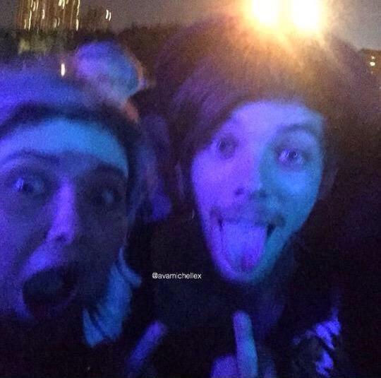 1D_24hNews's tweet photo. Louis with fans last night ❤️
#MTVHottest One Direction #DragMeDown #1DNewSingle #OnTheRoadAgain2015 #1Dfragrance http://t.co/URgyFoAeCD