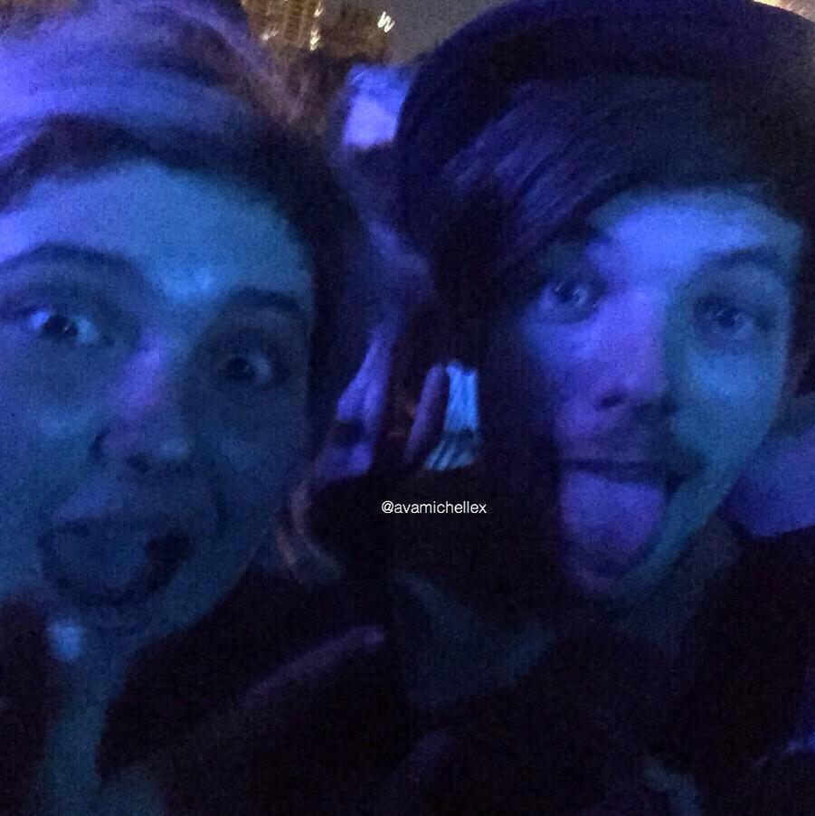 1D_24hNews's tweet photo. Louis with fans last night ❤️
#MTVHottest One Direction #DragMeDown #1DNewSingle #OnTheRoadAgain2015 #1Dfragrance http://t.co/URgyFoAeCD