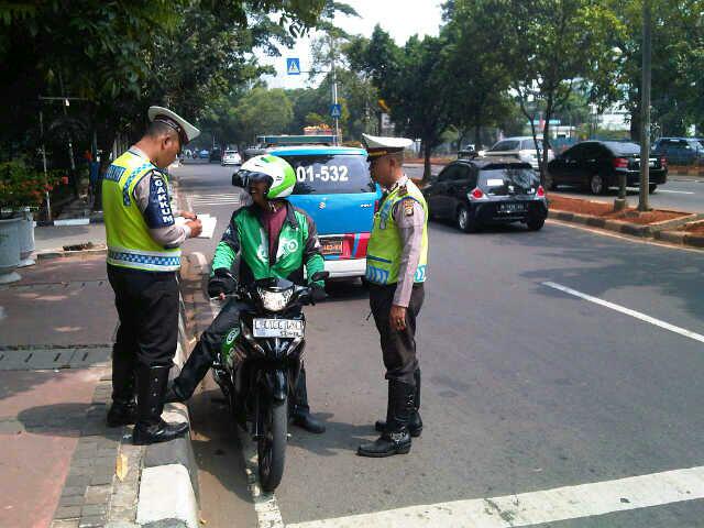 14:15 Penindakan pengendara Gojeg yang melawan arus di Jl Pramuka Raya.