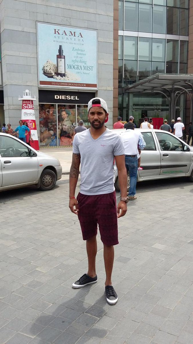 CodyChetty16's tweet photo. Nothing better than shopping when practice is called off due to rain , was keen to bat though.... http://t.co/KIe6AKvOXk