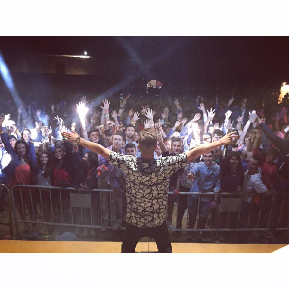 BorjaRubioMusic's tweet photo. Esto es... VILLAMAYOR DE SANTIAGO (Cuenca) mas de 1.800 personas cantando mis temas 🎶🎶🙈 @futurofmtoledo http://t.co/P3Sjjj3SCZ
