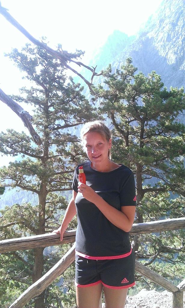 ElsDeNijs1's tweet photo. De trektocht door de Samariakloof in Kreta overleefd dankzij #Bergasol #omegaaroundtheworld @OmegaPharma_BE #top 😅🌴 http://t.co/S5KoKIjtYp
