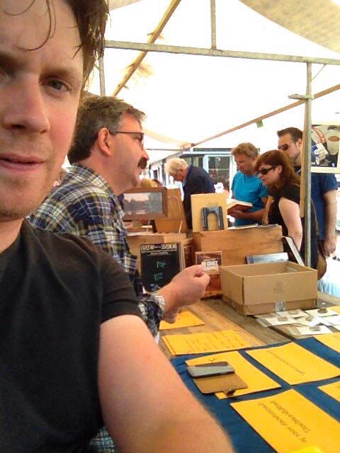 Samen met Wim Kamsteeg op de #deventerboekenmarkt in de kraam van Vereniging Nederlandse Handboekbinderijen!