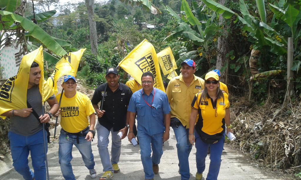 LopezGuillermoJ's tweet photo. #01J casaXcasa en los sectores #Sicoque #LaSabaneta y #ElMamo candidatos a la #AN @emiliofajardol y @jeaguilarv http://t.co/4TBron9Yoz