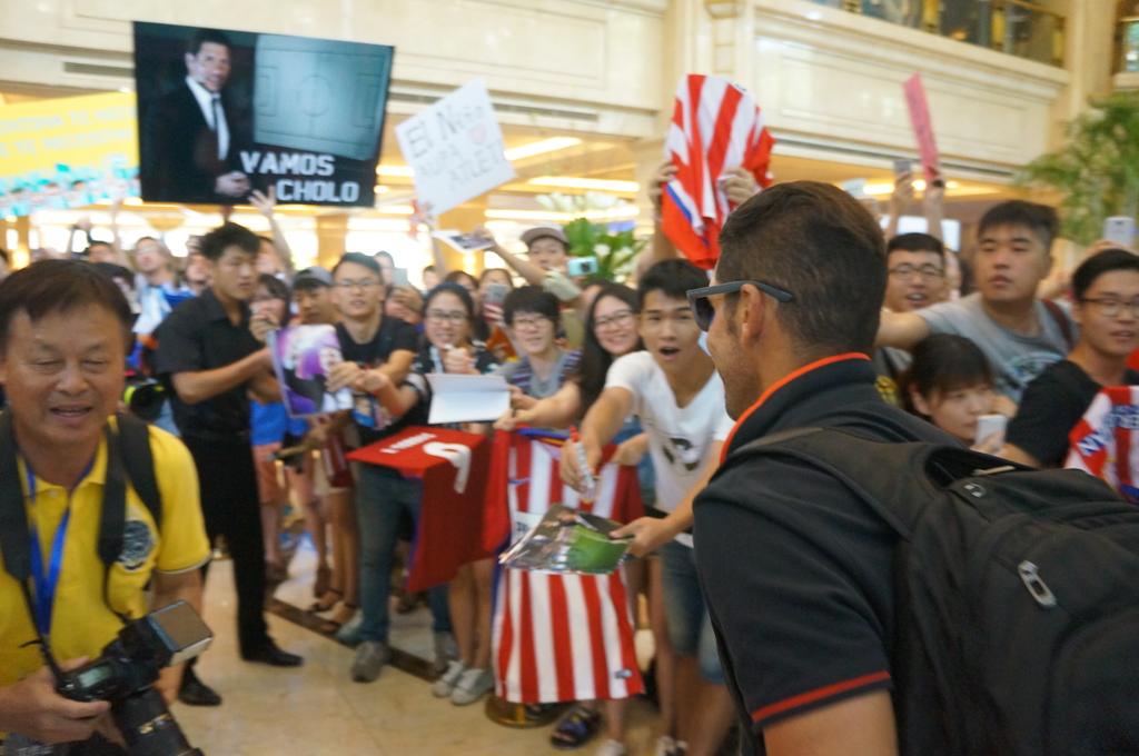 Atleti's tweet photo. ¡Llegamos a China! Locura por el #Atleti. 400 fans recibieron al equipo en el hotel de Shanghai ¡Gracias! #AúpaAtleti http://t.co/yiVD9GBkDR