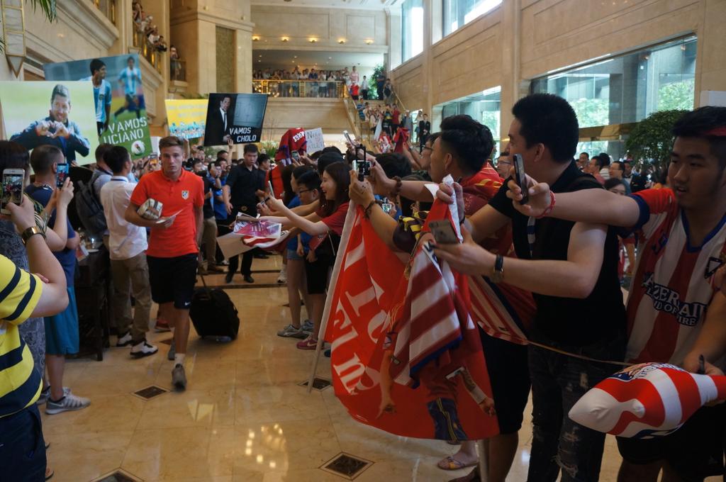 Atleti's tweet photo. ¡Llegamos a China! Locura por el #Atleti. 400 fans recibieron al equipo en el hotel de Shanghai ¡Gracias! #AúpaAtleti http://t.co/yiVD9GBkDR