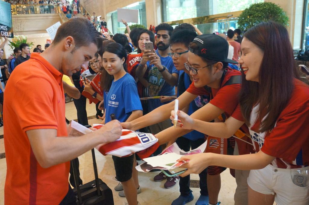 Atleti's tweet photo. ¡Llegamos a China! Locura por el #Atleti. 400 fans recibieron al equipo en el hotel de Shanghai ¡Gracias! #AúpaAtleti http://t.co/yiVD9GBkDR