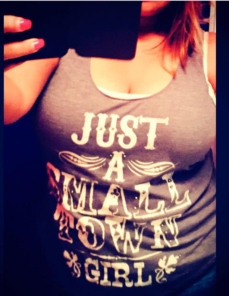 Krista_Lee85's tweet photo. Diggin my new shirt #SmallTownGirl #LivingInAlonelyWorld #PearsallTx #CoolShirt #SAgirlNow #CitySlicker http://t.co/RHIURazKqQ
