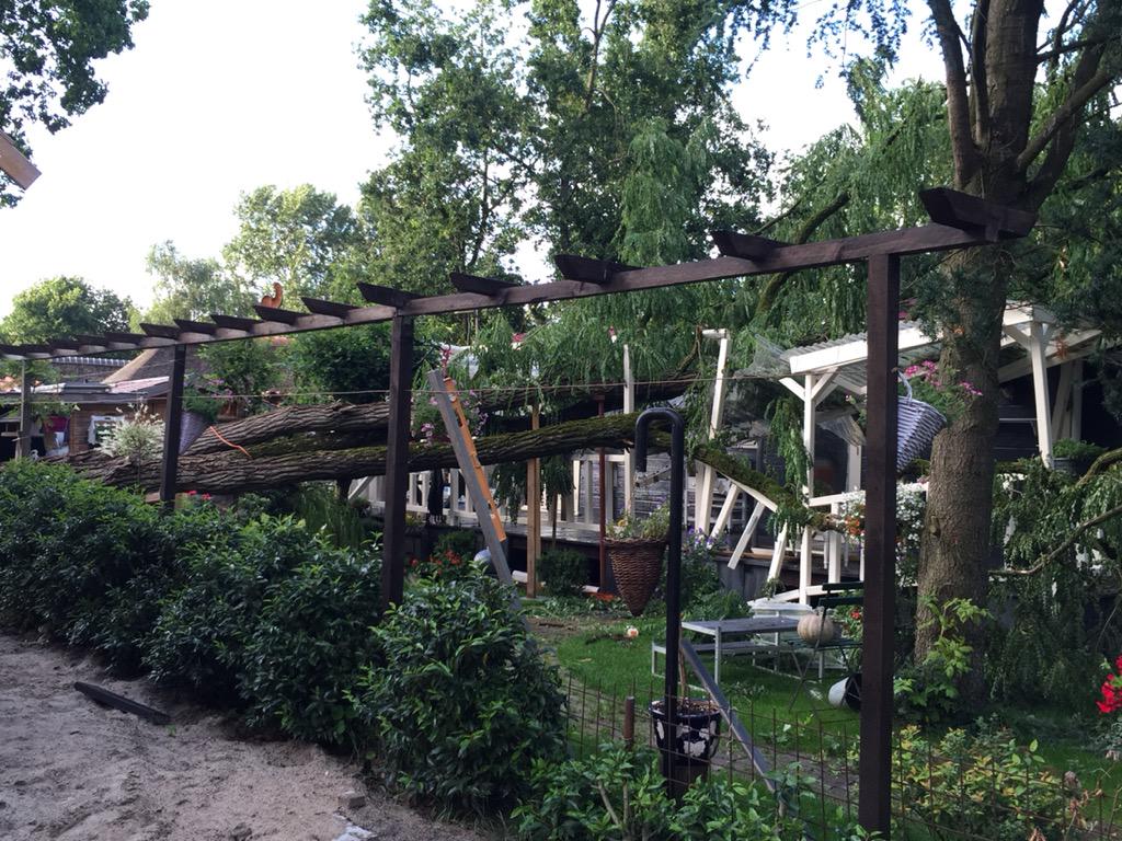 Goedbomenrooien's tweet photo. Ermelo - Boom omgevallen op chalet zo nauwkeurig mogelijk verwijderen. http://t.co/iWhmq3xBzD