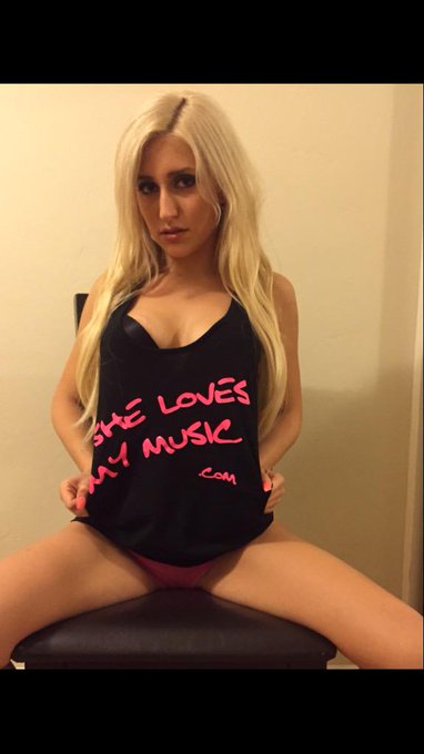 Watch Xandra Sixx's leaked NSFW photo on TwXstars